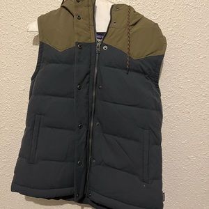 Patagonia womens vest size M, navy blue/dark green, NWT